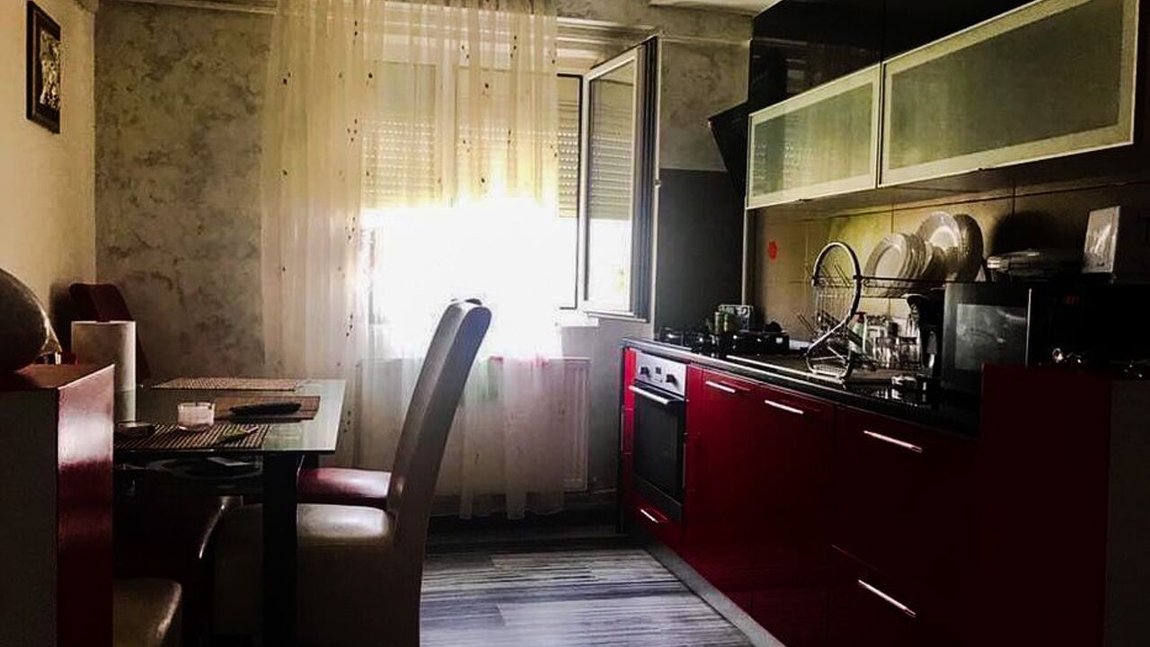 Agentie ofera apartament cu 3 camere semidecomandat Agentie ofera apartament cu 3 camere semidecomandat