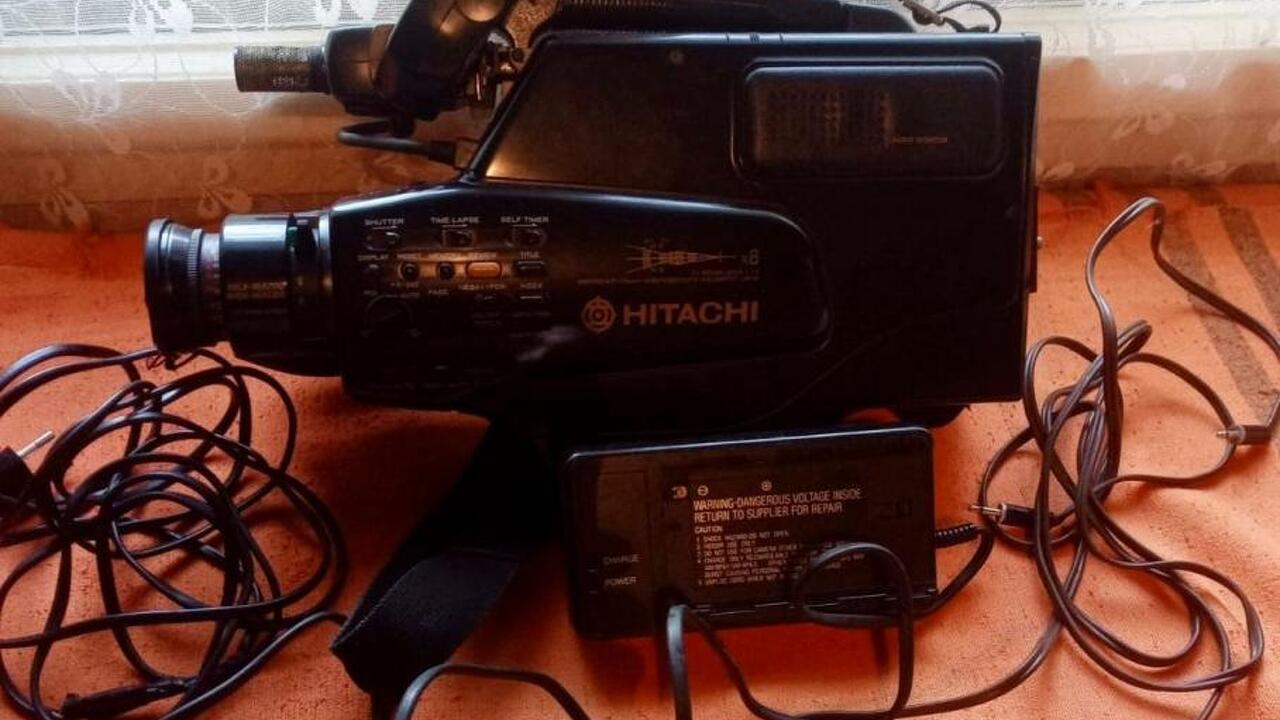 Vand aparat de inregistrat camera video HITACHI + baterie si incarcator Vand aparat de inregistrat camera video HITACHI + baterie si incarcator