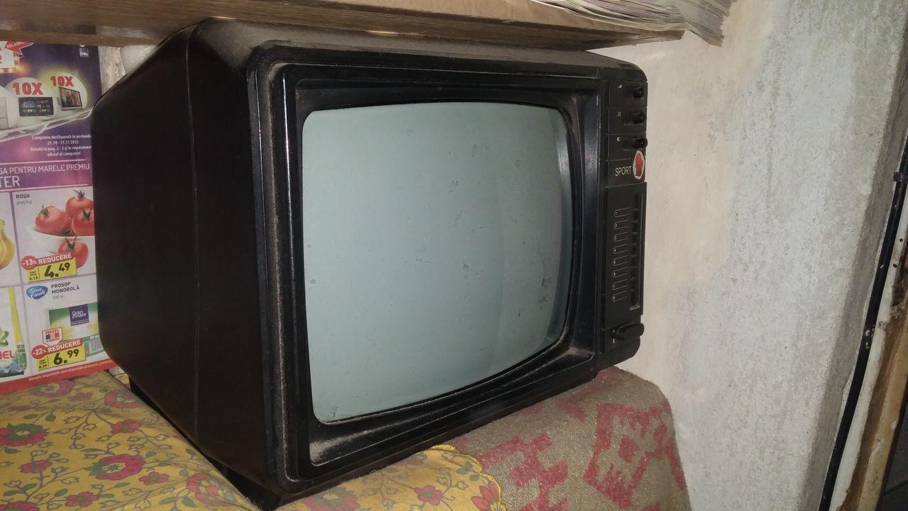 Televizor vintage alb negru portabil 2 bucati - 2/3