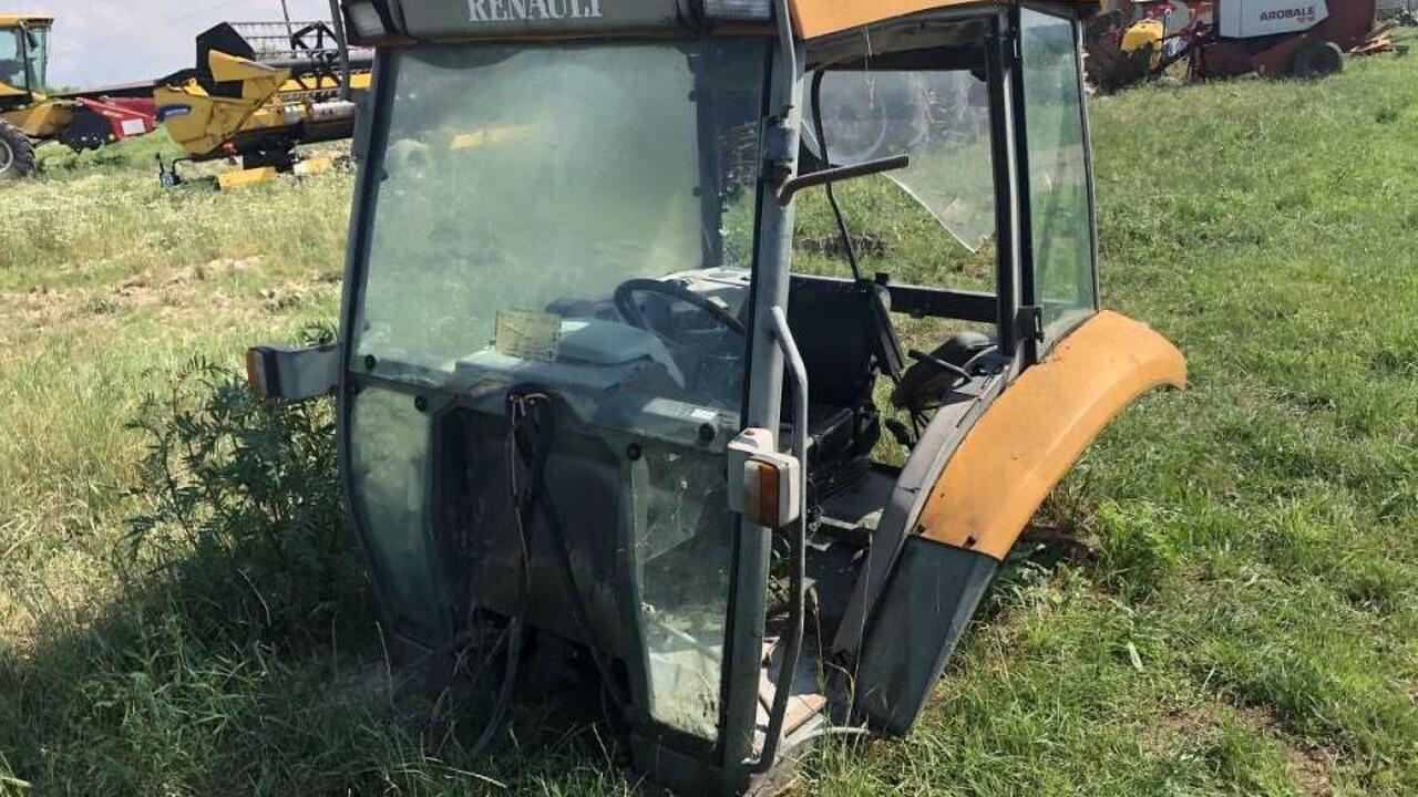 Lichidator judiciar vand Tractor Renault 325 Lichidator judiciar vand Tractor Renault 325