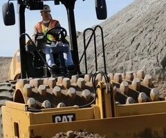 Inchiriez compactor cu picior de oaie Inchiriez compactor cu picior de oaie