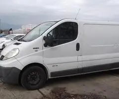 Autoutilitara Renault si autoturism Hyundai