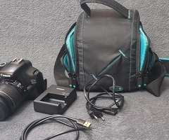 Aparat Foto Canon EOS 1100D + Geantă + Încărcător + Baterie + Cablu Date + Card MicroSD 8 GB