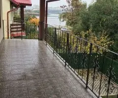 Vând casă la gri cu vedere panoramică la Lacul Fundeni