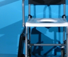 Scaun cu rotile si wc