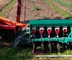 Vand Tractor Bizon T20 4x4+plug cu 2cormane si freza1,25m pret 19.500 negociabil